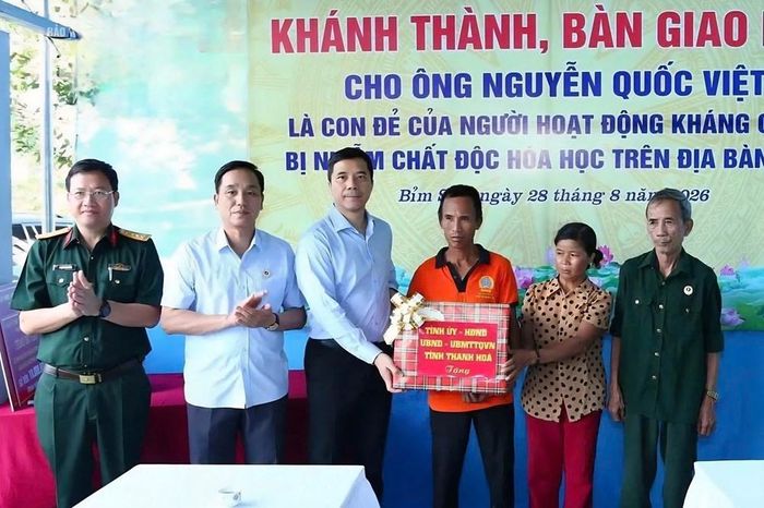 Phó Bí thư Thường trực Tỉnh ủy Nguyễn Hồng Phong trao quà của Tỉnh ủy, HĐND, UBND, Ủy ban MTTQ tỉnh cho gia đình bà Nguyễn Thị Chính. Ảnh: Quốc Hương