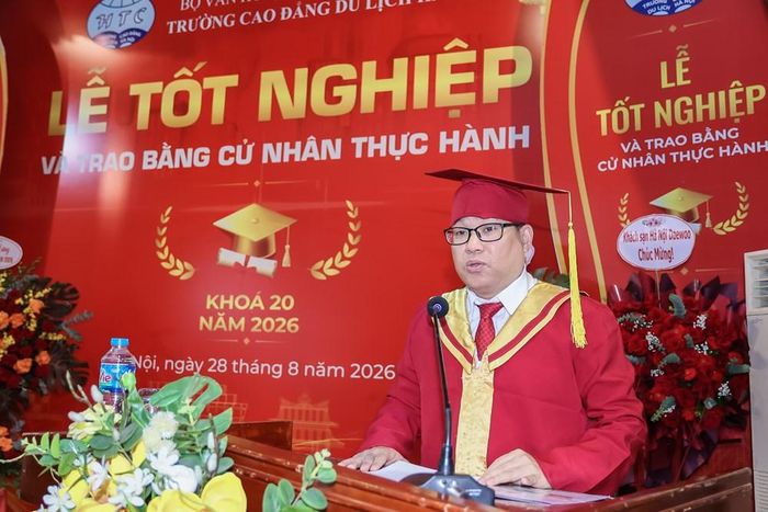 Phó Hiệu trưởng phụ trách Trường Cao đẳng Du lịch Hà Nội Bùi Tất Hiếu phát biểu tại buổi lễ