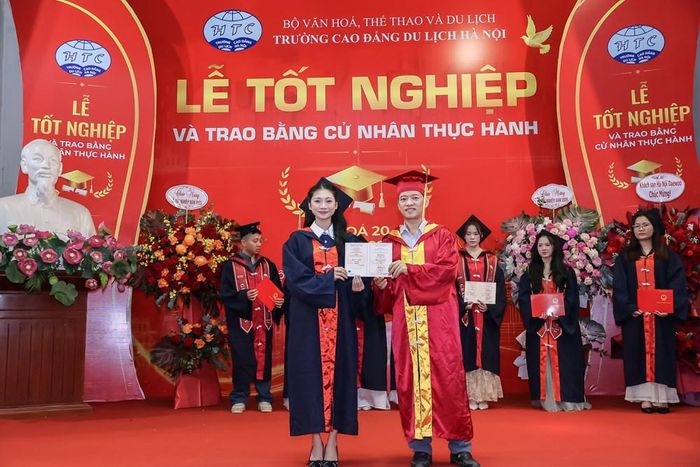 Khoảnh khắc đại diện Ban Giám hiệu trao bằng cử nhân thực hành