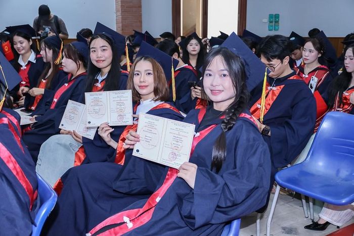 Niềm vui rạng rỡ của các tân cử nhân thực hành trong buổi lễ