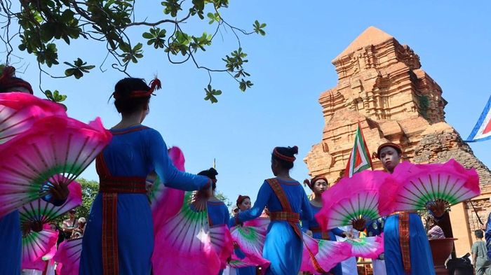 Lễ hội Katê của người Chăm ở Phan Thiết thường được tổ chức tại Di tích tháp Pô Sah Inư
