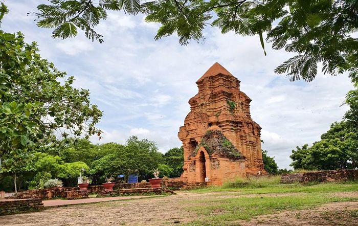 Nhiều du khách khi đến tham quan Di tích tháp Pô Sah Inư thường thắc mắc về tên gọi của tháp
