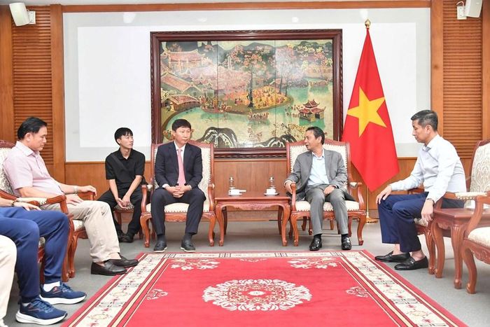 Thứ trưởng Hoàng Đạo Cương chúc mừng thành tích mà đội tuyển Việt Nam vừa giành được