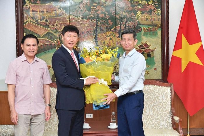 Cục trưởng Cục Thể dục thể thao Việt Nam Nguyễn Danh Hoàng Việt trao quà của Thủ tướng tặng đội tuyển bóng đá nam quốc gia