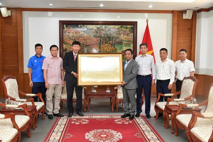 Thứ trưởng Bộ VHTTDL Hoàng Đạo Cương trao quà của Thủ tướng tặng đội tuyển bóng đá nam quốc gia