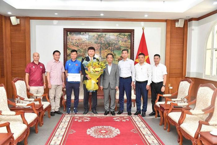 Thứ trưởng Bộ VHTTDL Hoàng Đạo Cương trao quà của Thủ tướng tặng đội tuyển bóng đá nam quốc gia