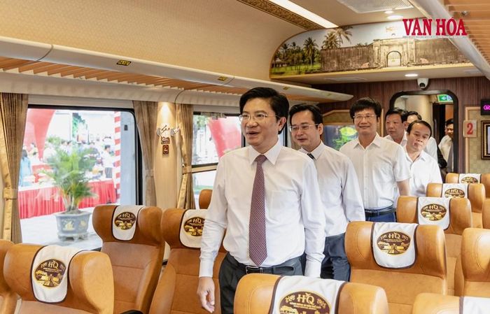 Ông Trương An Ninh, Trưởng ban Tuyên giáo và Dân vận Tỉnh uỷ Quảng Trị cùng lãnh đạo các sở, ngành địa phương tham quan không gian trong đoàn tàu