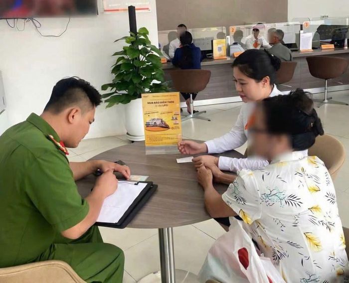Qua tuyên truyền, giải thích, bà L. nhận diện được dấu hiệu lừa đảo, kịp thời dừng giao dịch, không tiếp tục chuyển tiền cho đối tượng lừa đảo. Ảnh: Công an Phú Thọ