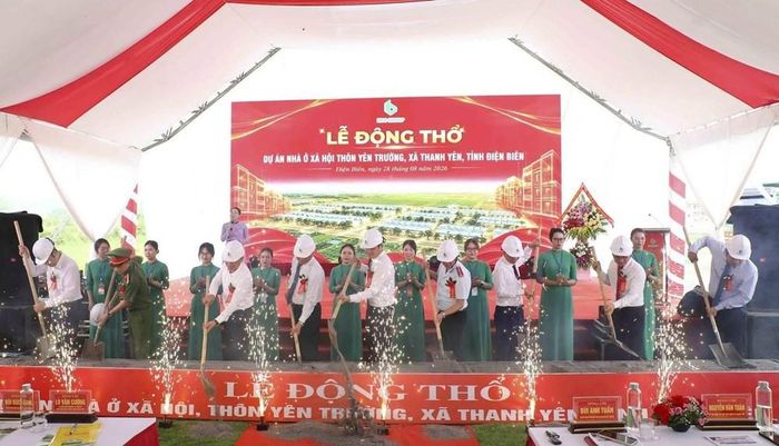 Các đại biểu thực hiện nghi thức động thổ khởi công xây dựng Dự án