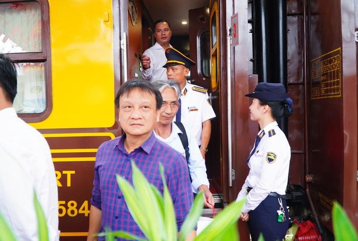 Du khách trên tuyến tàu "Hành trình kỳ quan - Di sản thế giới" đến ga Huế. Ảnh: S.Thùy