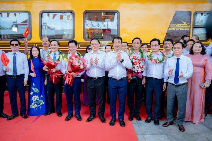 Lãnh đạo UBND TP. Huế đón các đại biểu và hành khách trên tuyến tàu du lịch từ Phong Nha đến Huế. Ảnh: Đ.H