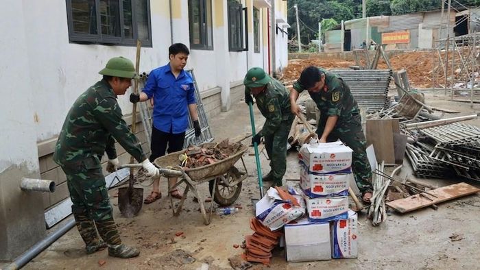 Cán bộ, chiến sĩ chung tay thu dọn vôi vữa, vệ sinh các lớp học