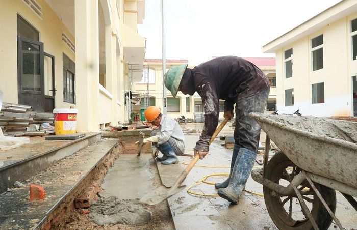 Từng tốp công nhân khẩn trương hoàn thiện những hạng mục cuối cùng, phấn đấu hoàn thành và dọn dẹp sạch sẽ công trình trước ngày 3.9