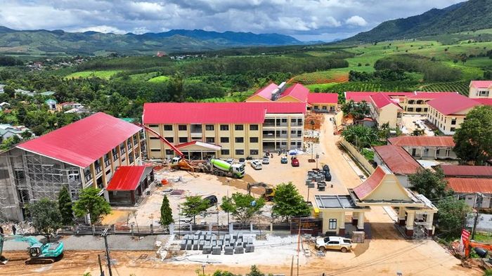 Những ngày cuối tháng 8, Trường Phổ thông nội trú liên cấp Tiểu học, THCS xã Rờ Kơi đang gấp rút hoàn thiện những hạng mục cuối cùng, sẵn sàng cho năm học mới