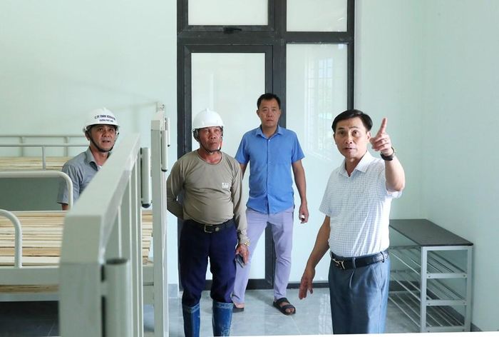 Ông Nguyễn Minh Thuận, Chủ tịch UBND xã Rờ Kơi, phối hợp với đơn vị thi công và nhà trường kiểm tra, đôn đốc công tác chuẩn bị cho năm học mới