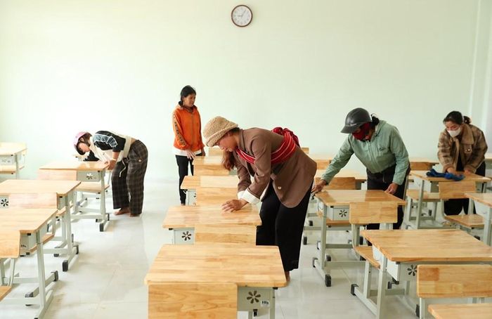 Phụ huynh học sinh chung tay lau dọn bàn ghế mới, sẵn sàng cho năm học 2026 - 2027