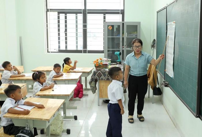 Trong căn phòng học mới, cô giáo Y Phiên kiên nhẫn hướng dẫn học sinh lớp 1D đánh vần bảng chữ cái