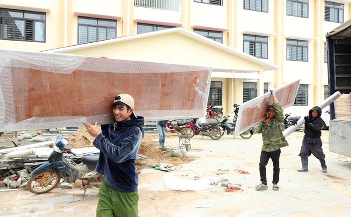Công nhân khẩn trương vận chuyển thiết bị để lắp đặt, hoàn thiện những hạng mục cuối cùng của công trình