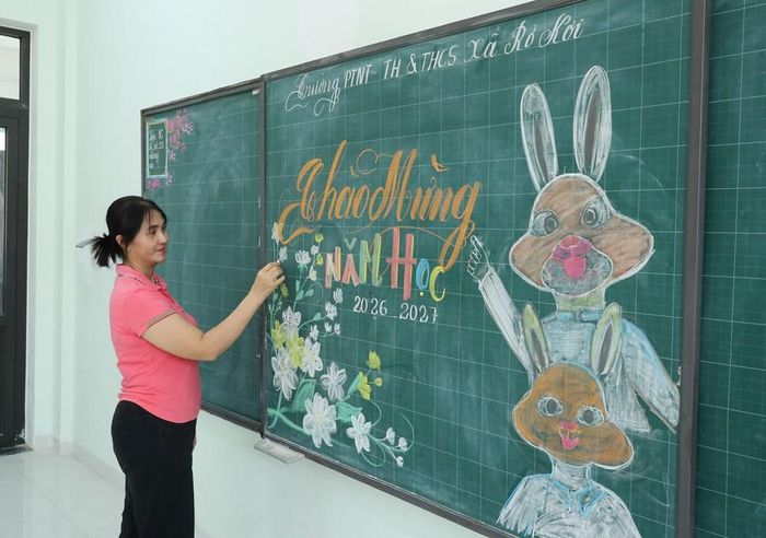Các cô giáo trang trí lớp học, chuẩn bị không gian học tập thân thiện, sẵn sàng đón học sinh trong năm học mới