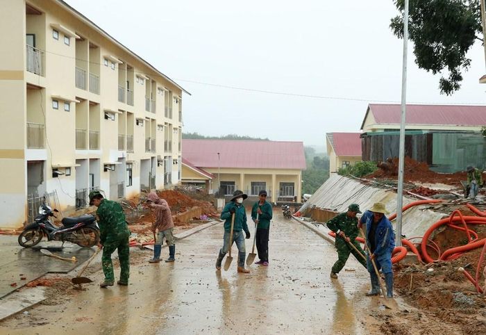 Cán bộ, chiến sĩ Đồn Biên phòng cùng phụ huynh học sinh và công nhân chung tay dọn dẹp khuôn viên trường, sẵn sàng đón năm học mới