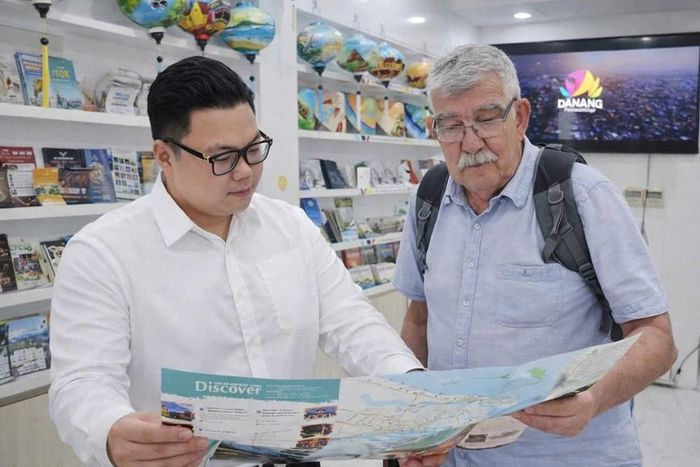 Thời gian qua, Trung tâm thường xuyên chú trọng đào tạo ngoại ngữ; kỹ năng giao tiếp, phục vụ và kiến thức văn hóa, du lịch cho nhân viên Trung tâm Hỗ trợ du khách và đội ngũ xích lô du lịch