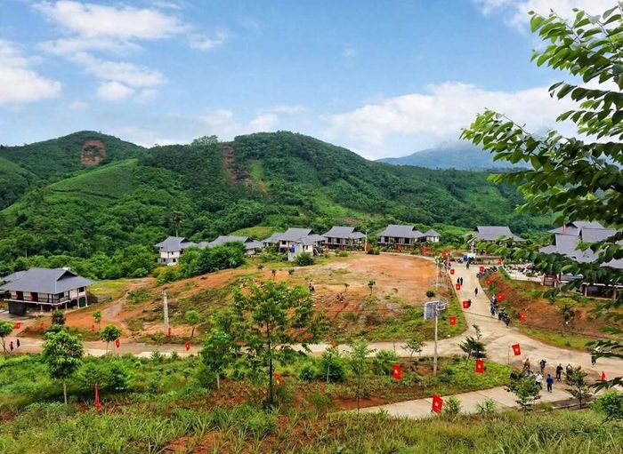 Làng Nủ hôm nay là nơi ở mới của người dân sau trận lũ quét đặc biệt nghiêm trọng do hoàn lưu bão số 3 (Yagi) gây ra năm 2024. Từ những ngôi nhà được dựng lên để người dân ổn định cuộc sống, một khu dân cư mới đang từng bước được vun đắp bằng chính bàn tay của cộng đồng