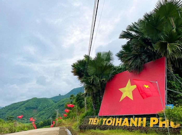 Ủy ban MTTQ Việt Nam xã cùng các tổ chức chính trị - xã hội đã xây dựng công trình “Đường cờ Tổ quốc - Chung tay xây dựng Làng Nủ hạnh phúc”, đồng thời tổ chức các hoạt động dân vận với tinh thần “bám thôn, sát dân - vì cộng đồng đoàn kết”