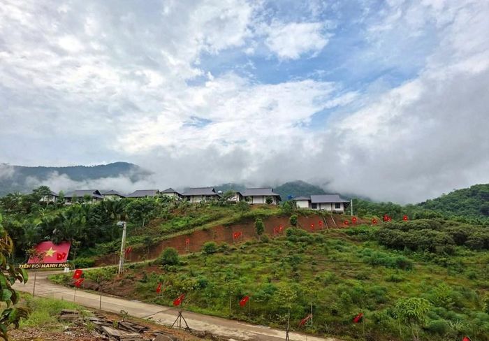 Trong những ngày Tết Độc lập đang đến gần, sắc cờ đỏ sao vàng trên từng con đường mang đến không khí rộn ràng của ngày hội non sông. Ở Làng Nủ, đó còn là hình ảnh của một cuộc sống mới đã bén rễ, của sự đồng lòng và niềm tin vào những ngày tháng bình yên phía trước