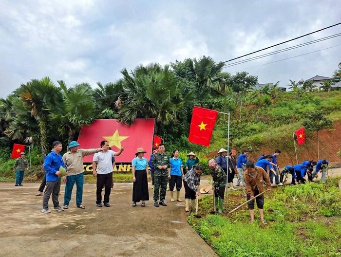 Những công việc giản dị nhưng thể hiện tinh thần cùng làm, cùng gìn giữ nơi ở mới, góp phần vun đắp một cộng đồng ngày càng gắn kết