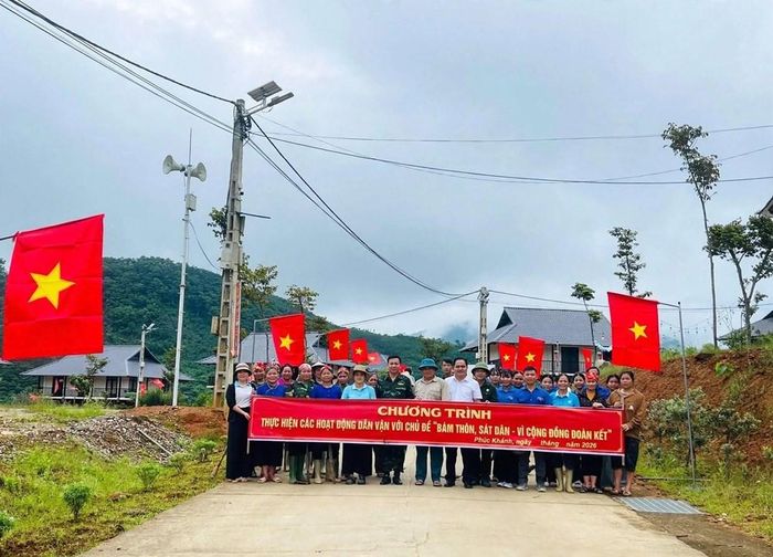 Hòa trong không khí cả nước hướng tới Quốc khánh 2.9, những ngày này, các tuyến đường dẫn vào Làng Nủ và quanh khu dân cư được trang hoàng bằng hàng dài cờ Tổ quốc. Giữa không gian núi rừng xanh thẳm, sắc đỏ nổi bật bên những ngôi nhà mới, tạo nên diện mạo tươi sáng, ấm áp