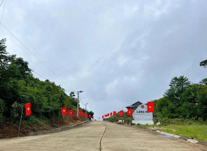 Hội Liên hiệp Phụ nữ xã Phúc Khánh đảm nhận chăm sóc, chỉnh trang tuyến “Đường hoa phụ nữ” Mai Vạn Phúc và trồng mới thêm 300m đường hoa. Các hội viên còn hỗ trợ người dân cải tạo vườn, lên luống, trồng rau theo mùa, vừa phục vụ sinh hoạt vừa tạo thêm những khoảng xanh quanh nhà