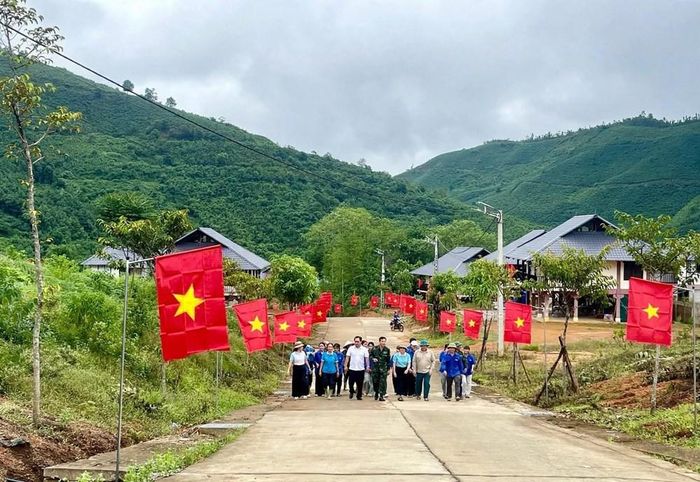 Không chỉ treo cờ, cán bộ, đoàn viên, hội viên và người dân còn cùng nhau chỉnh trang đường làng, chăm sóc cây xanh, trồng hoa, vệ sinh môi trường và hoàn thiện các phần việc quanh khu dân cư