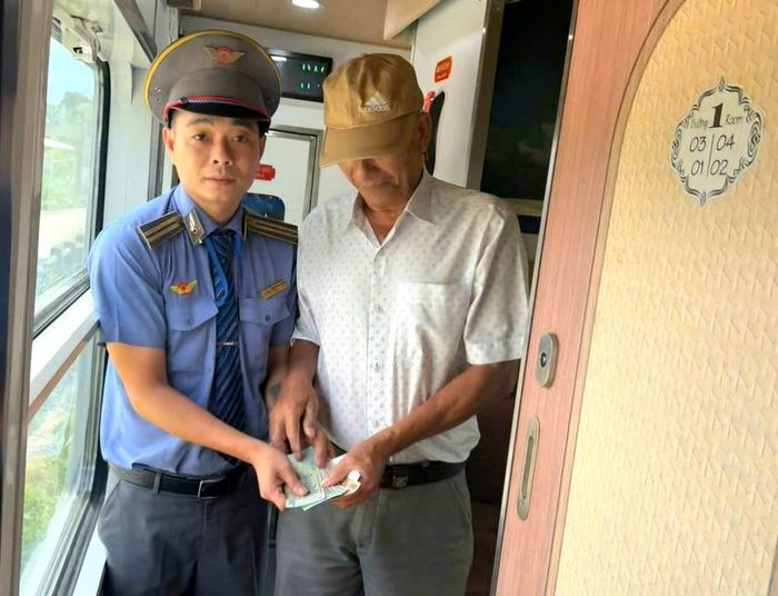 Nhân viên đường sắt trả lại tài sản cho vị khách để quên tại toa số 11. Ảnh: VNR
