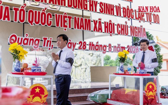 Những bước chân chậm lại khi đi qua từng hài cốt liệt sĩ, trước khi các anh được đưa về phần mộ