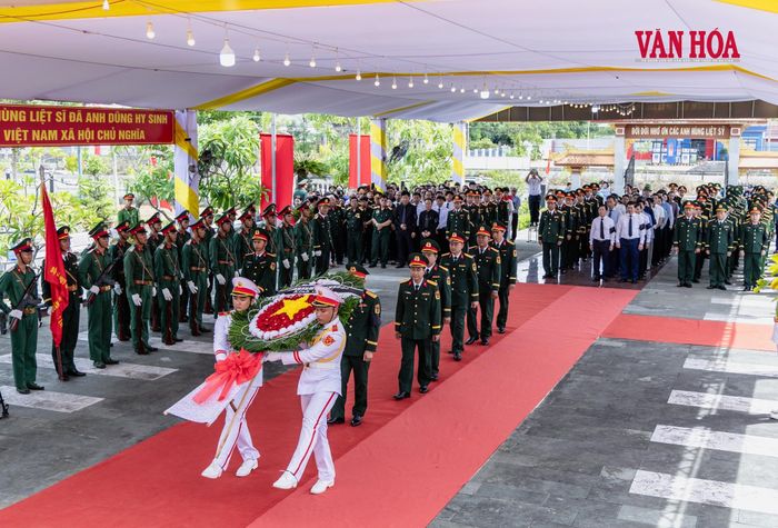 Các đơn vị tiến hành dâng hương, dâng hoa trước anh linh của 13 liệt sĩ được tìm thấy tại khu vực Câu Nhi, xã Nam Hải Lăng (Quảng Trị)