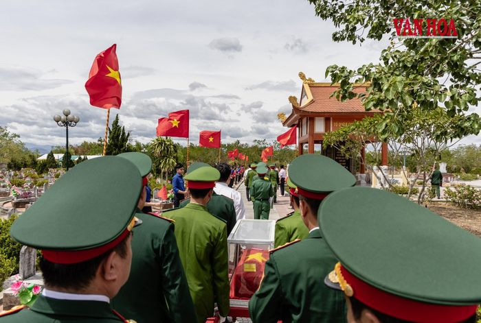 Giữa những lá cờ Tổ quốc, hài cốt liệt sĩ được trang trọng đưa qua nghĩa trang về nơi an nghỉ