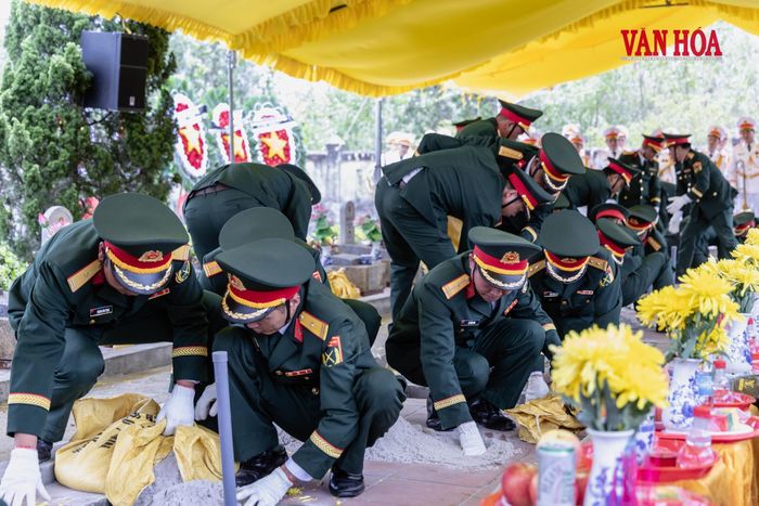 Cán bộ, chiến sĩ cùng vun những lớp đất đầu tiên lên phần mộ của các liệt sĩ