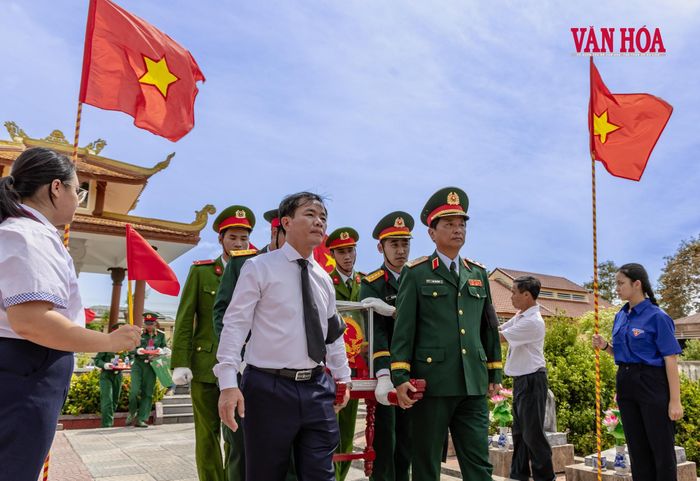 Tiễn đưa các anh về với đất mẹ