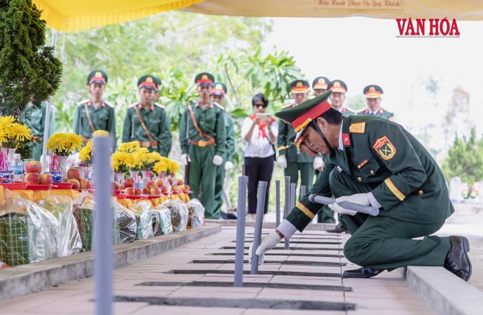 Các phần mộ được hoàn thiện trong nghi thức an táng, khép lại chặng đường dài từ nơi các liệt sĩ hy sinh đến nghĩa trang hôm nay