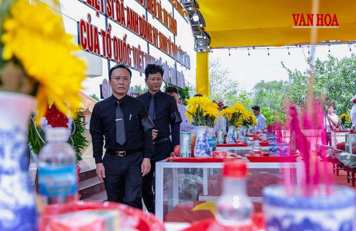 Thân nhân liệt sĩ tiễn người thân của mình về với đất mẹ