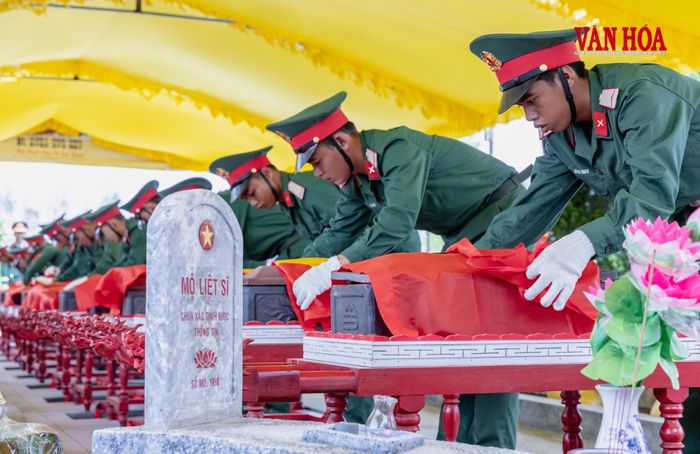 Nghi thức tiễn các anh về với đất mẹ