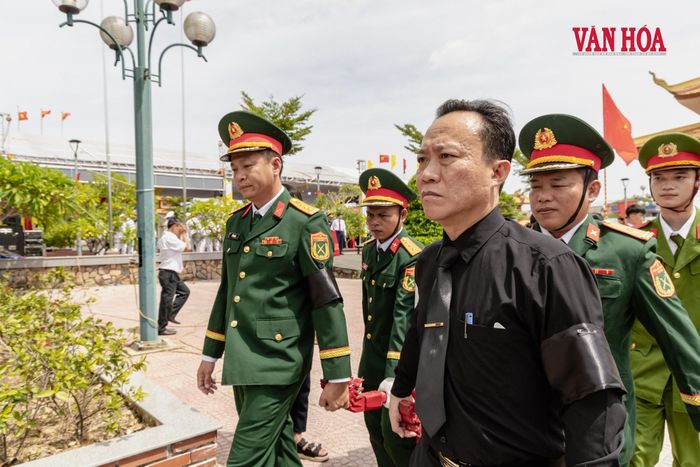 Tiễn người thân về với đất mẹ quê hương