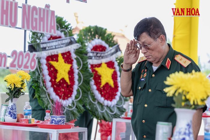 Một người lính năm xưa lặng người trước đồng đội. Cái chào tiễn biệt nối hai đầu của một cuộc chiến đã lùi xa hơn nửa thế kỷ