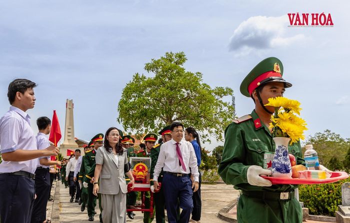 Người thân và cán bộ, chiến sĩ cùng đi trong đoàn tiễn đưa, nối dài chặng cuối trong hành trình trở về của các liệt sĩ