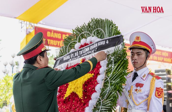 Vòng hoa được chỉnh trang trước lễ viếng, mở đầu những nghi thức tiễn đưa 13 hài cốt liệt sĩ về nơi an nghỉ