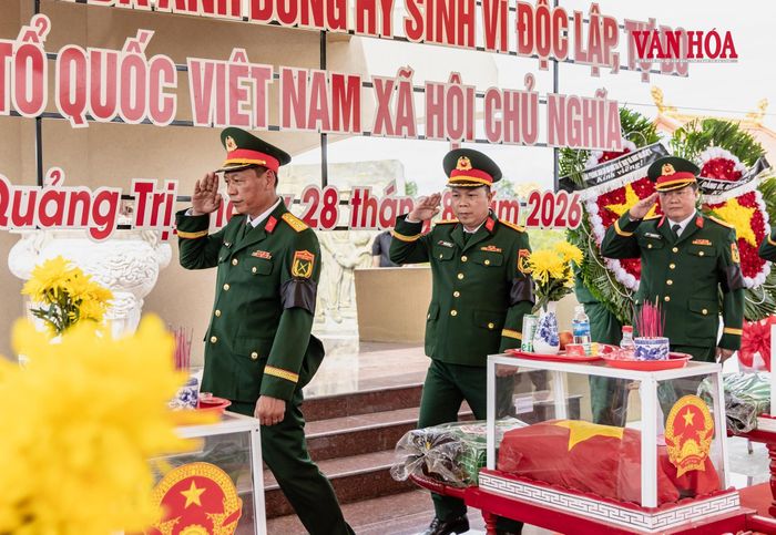 Những người lính hôm nay nghiêm trang chào vĩnh biệt những người lính đã nằm lại chiến trường hơn nửa thế kỷ