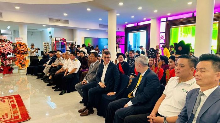 Thứ trưởng Bộ VHTTDL Hoàng Đạo Cương và các đại biểu tham dự khai mạc triển lãm