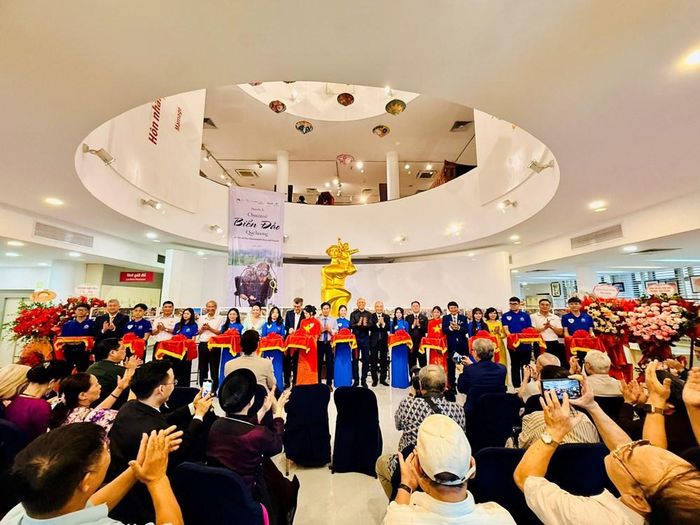 Các đại biểu cắt băng khai mạc triển lãm
