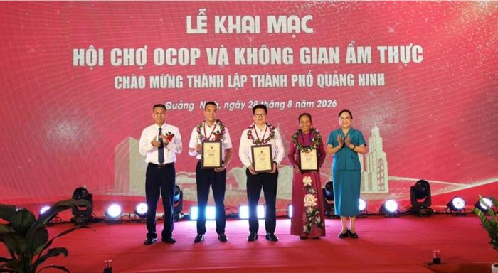 Khai mạc Hội chợ OCOP chào mừng thành lập thành phố Quảng Ninh