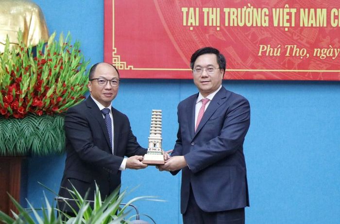 Chủ tịch UBND tỉnh Phú Thọ Trần Duy Đông trao quà đến ông Tiền Quốc Hào, Tổng giám đốc Toyota Châu Á tại chương trình